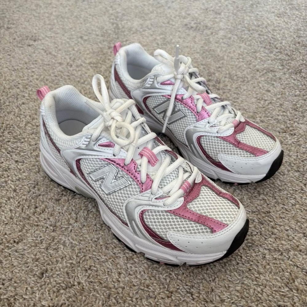 New Balance 530s Women's Athletic Shoes in White and Pink